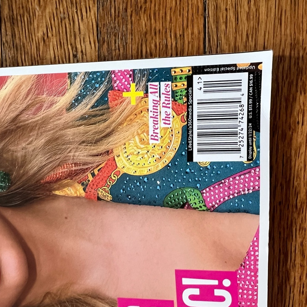 Taylor Swift Magazine Set - Picture 3 of 3